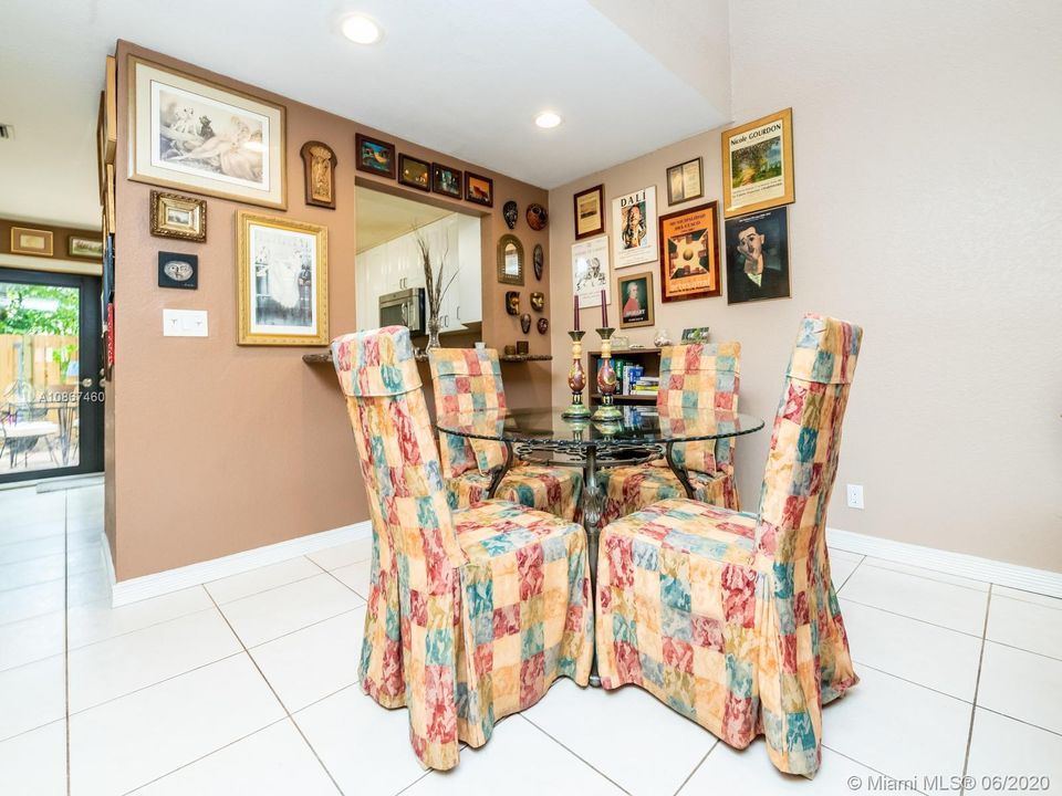 Недавно продано: $339,999 (3 спален, 2 ванн, 1454 Квадратных фут)