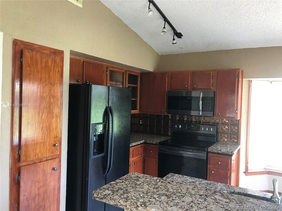 Recently Sold: $369,000 (3 beds, 2 baths, 1632 Square Feet)