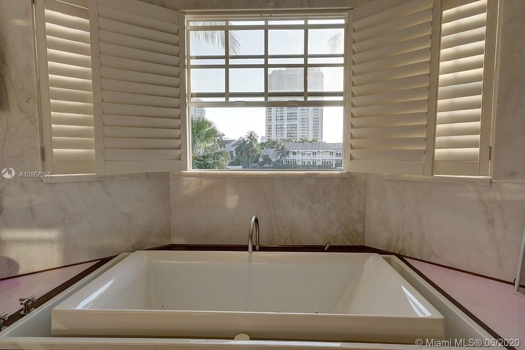 OVERFLOW JACUZZI TUB IN MASTER