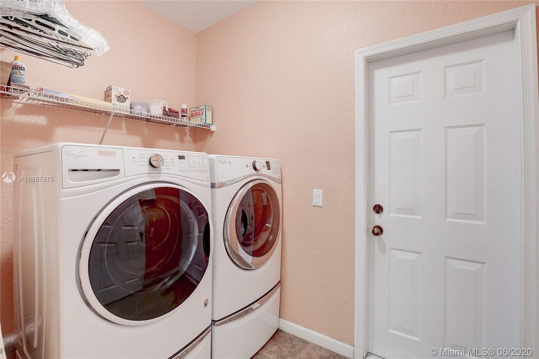 Vendido Recientemente: $509,900 (4 camas, 3 baños, 2100 Pies cuadrados)