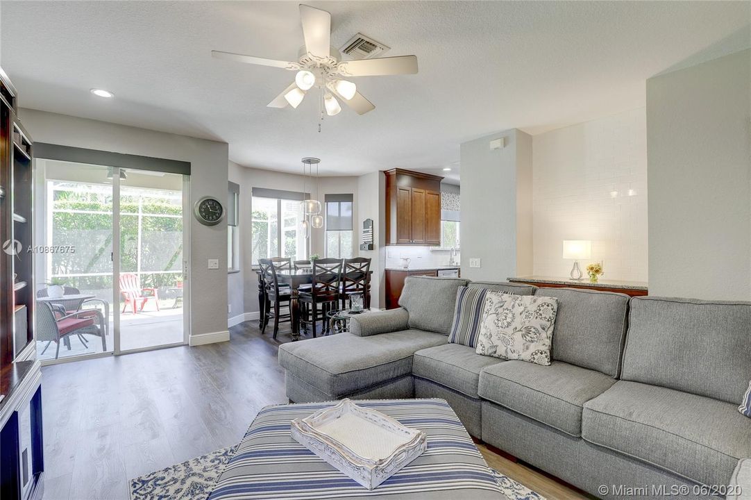 Vendido Recientemente: $509,900 (4 camas, 3 baños, 2100 Pies cuadrados)