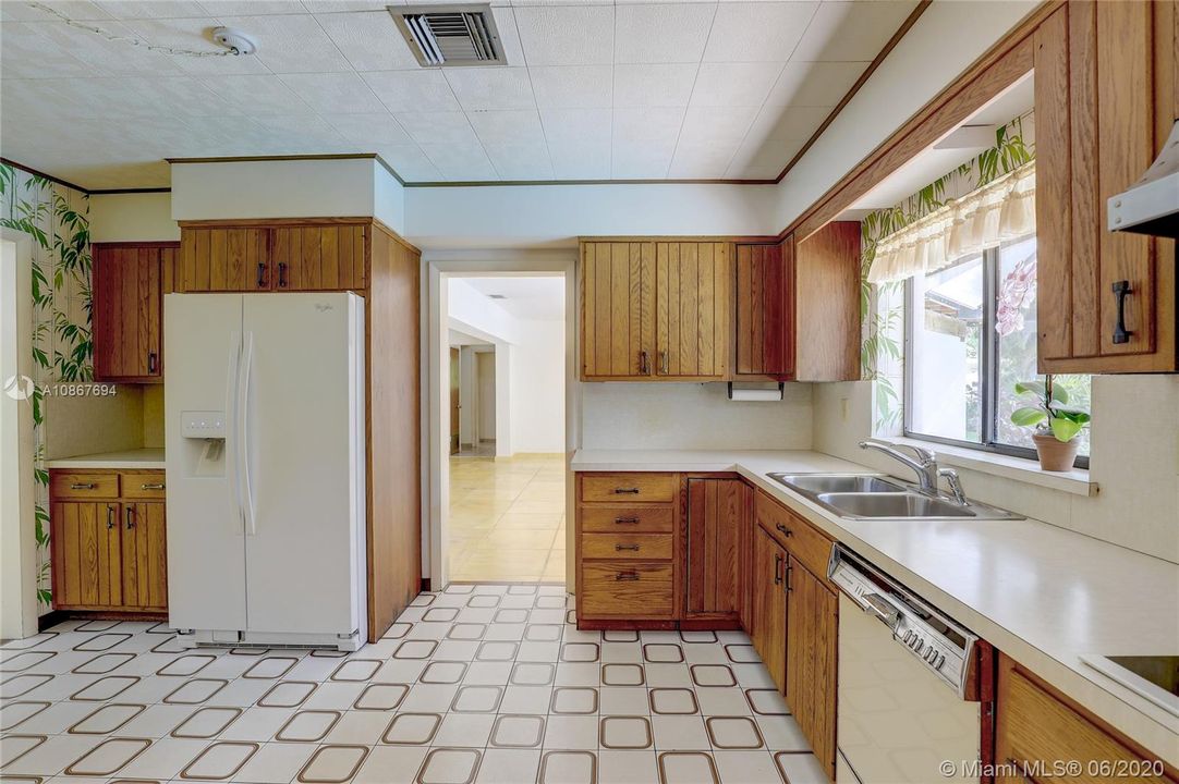 Recently Sold: $740,000 (3 beds, 2 baths, 2193 Square Feet)