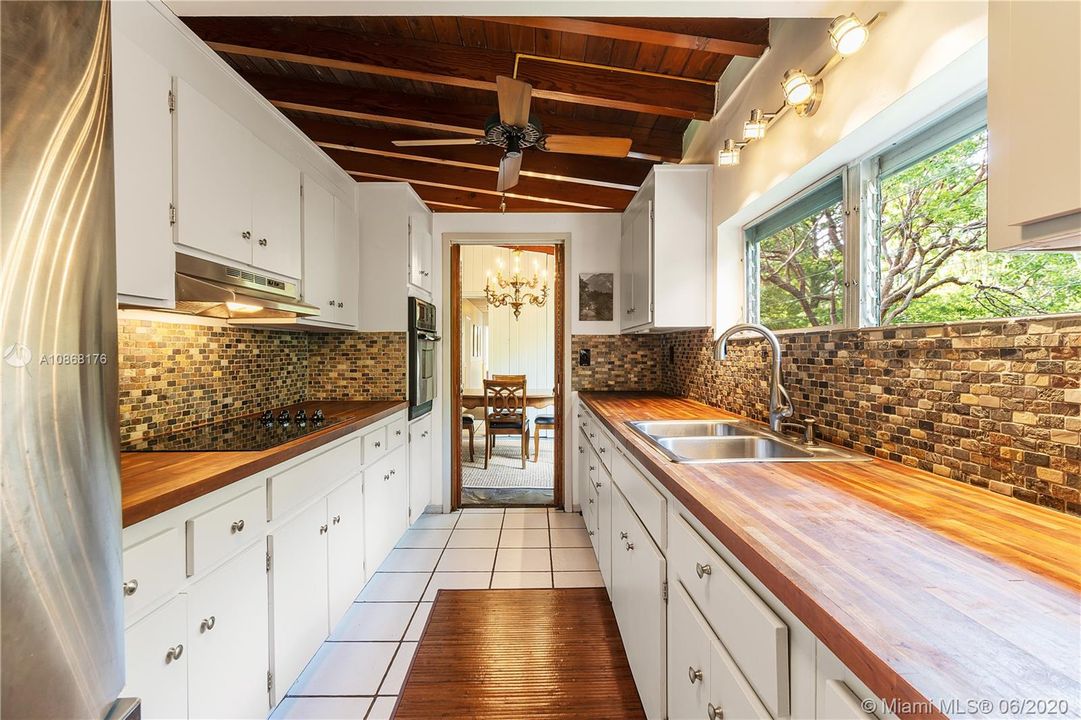 Vendido Recientemente: $799,000 (4 camas, 3 baños, 1708 Pies cuadrados)