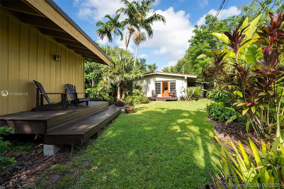 GUEST HOUSE ON THE LEFT