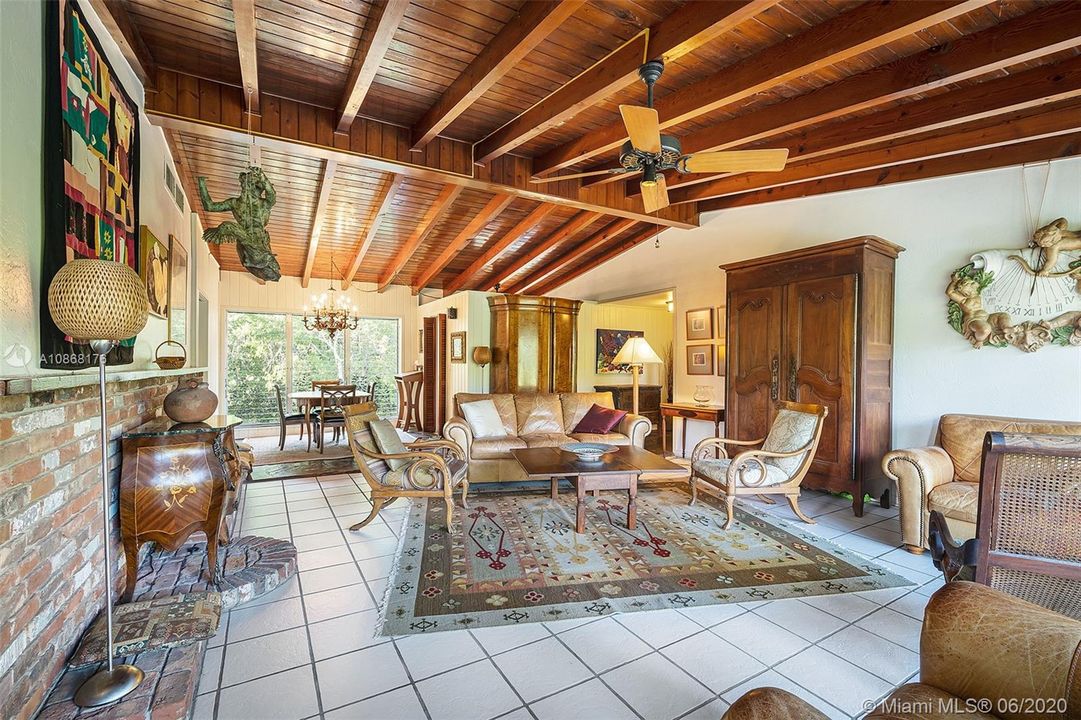 Vendido Recientemente: $799,000 (4 camas, 3 baños, 1708 Pies cuadrados)
