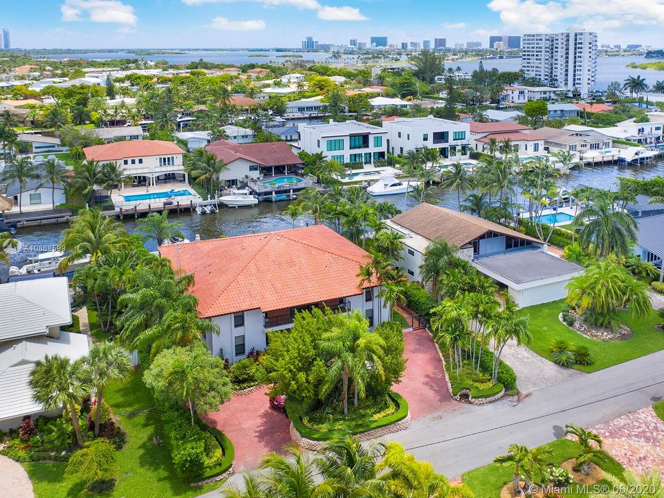 最近售出: $2,395,000 (5 贝兹, 5 浴室, 4901 平方英尺)