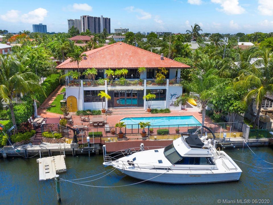 最近售出: $2,395,000 (5 贝兹, 5 浴室, 4901 平方英尺)