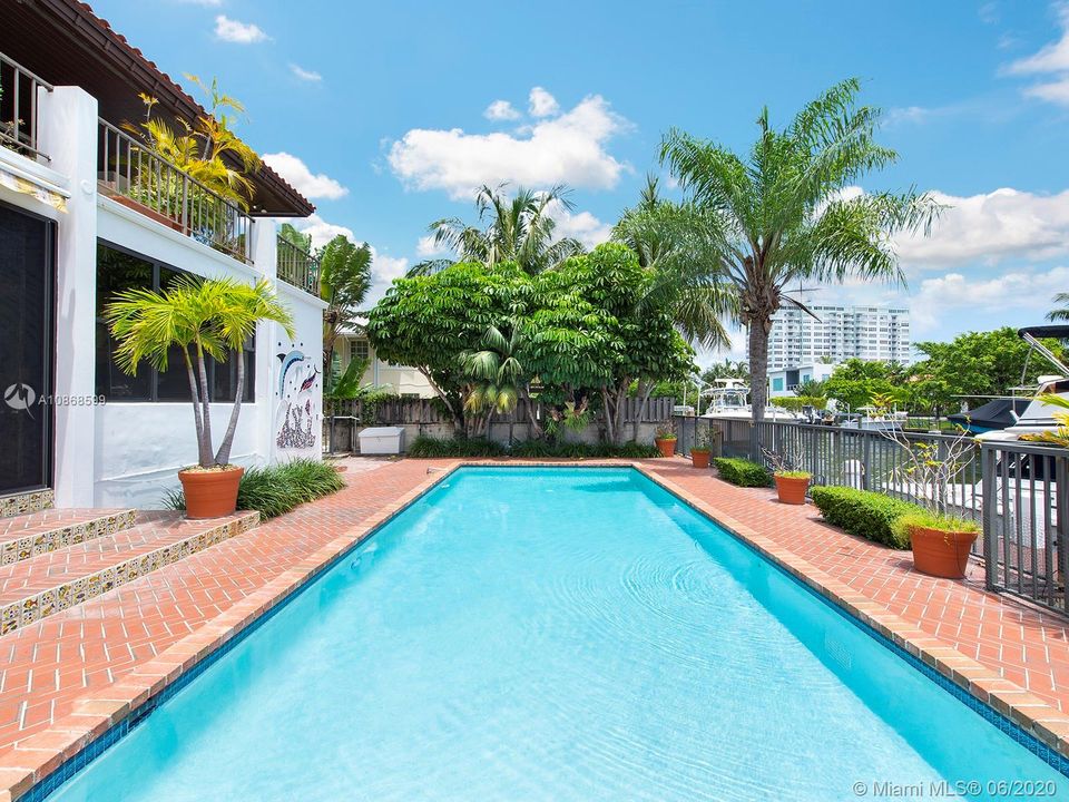 最近售出: $2,395,000 (5 贝兹, 5 浴室, 4901 平方英尺)