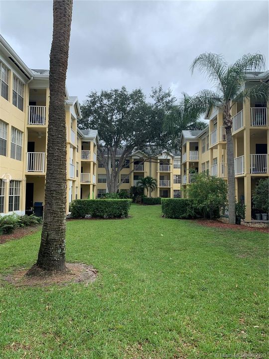 Recently Rented: $1,650 (2 beds, 2 baths, 981 Square Feet)