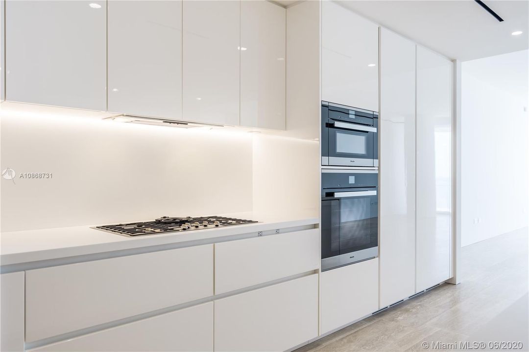 Vendido Recientemente: $6,600,000 (2 camas, 3 baños, 2274 Pies cuadrados)