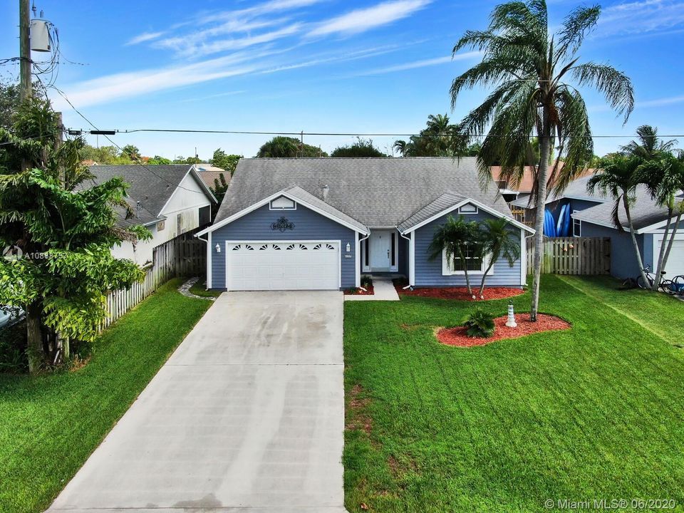 Recently Sold: $404,900 (3 beds, 2 baths, 1689 Square Feet)