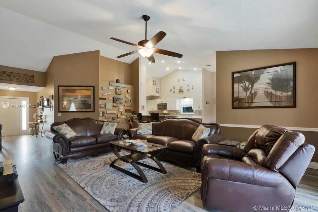 Recently Sold: $404,900 (3 beds, 2 baths, 1689 Square Feet)