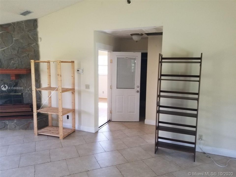 Vendido Recientemente: $355,000 (3 camas, 2 baños, 1493 Pies cuadrados)