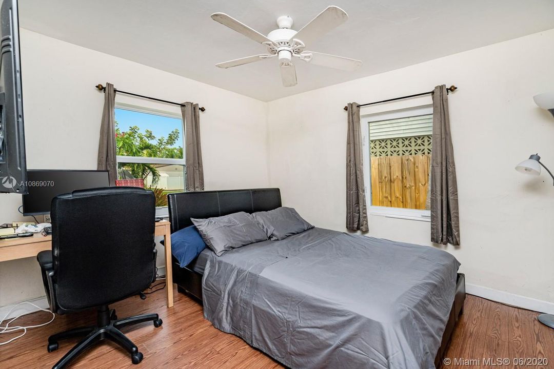 Recently Sold: $220,000 (2 beds, 1 baths, 998 Square Feet)