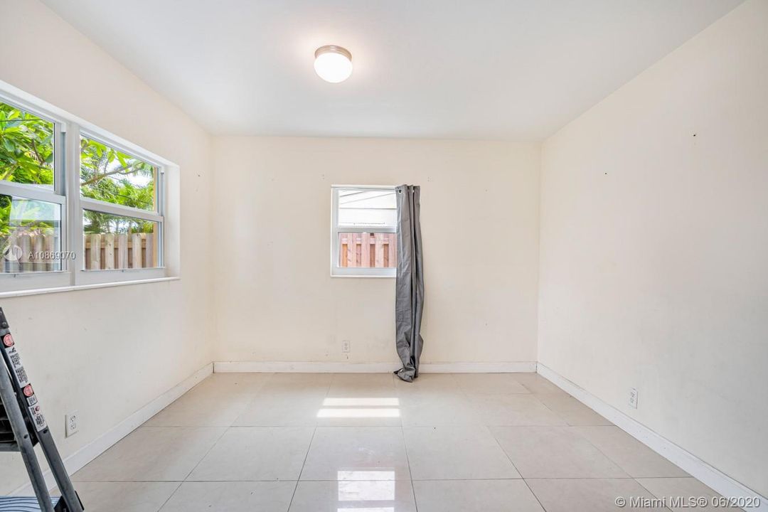 Recently Sold: $220,000 (2 beds, 1 baths, 998 Square Feet)
