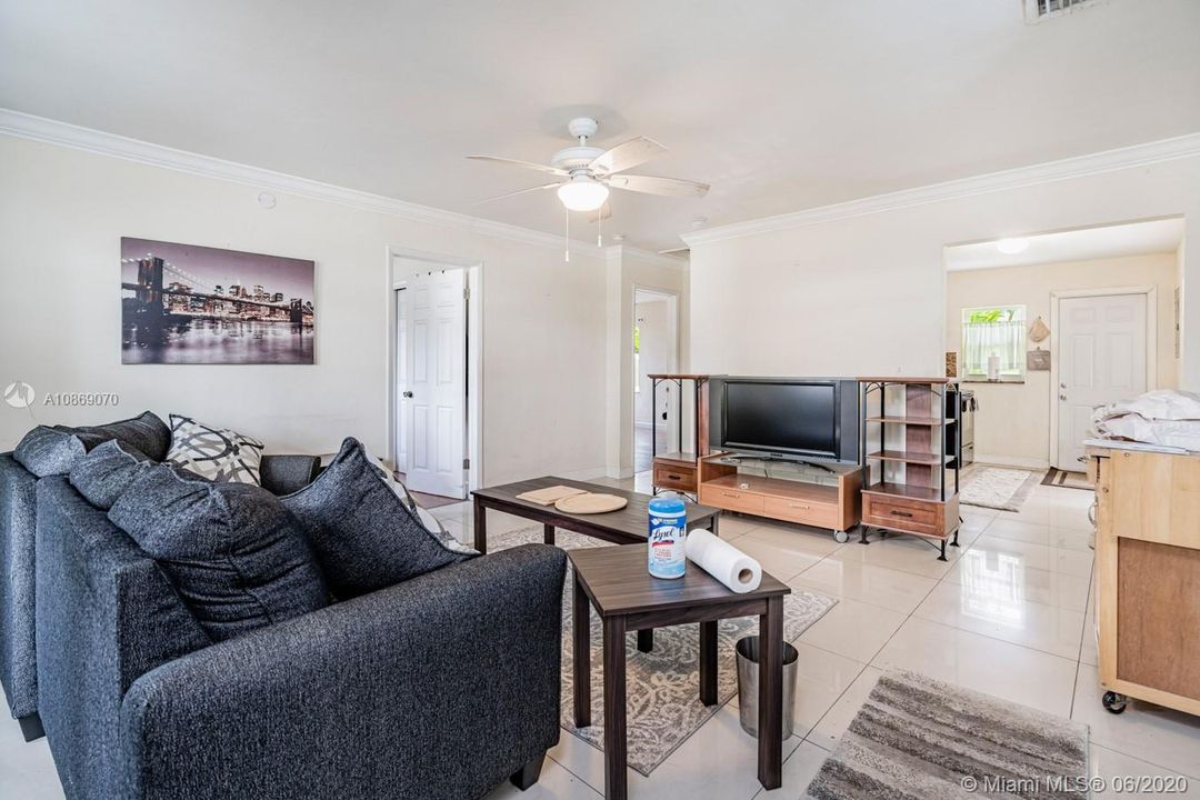 Recently Sold: $220,000 (2 beds, 1 baths, 998 Square Feet)