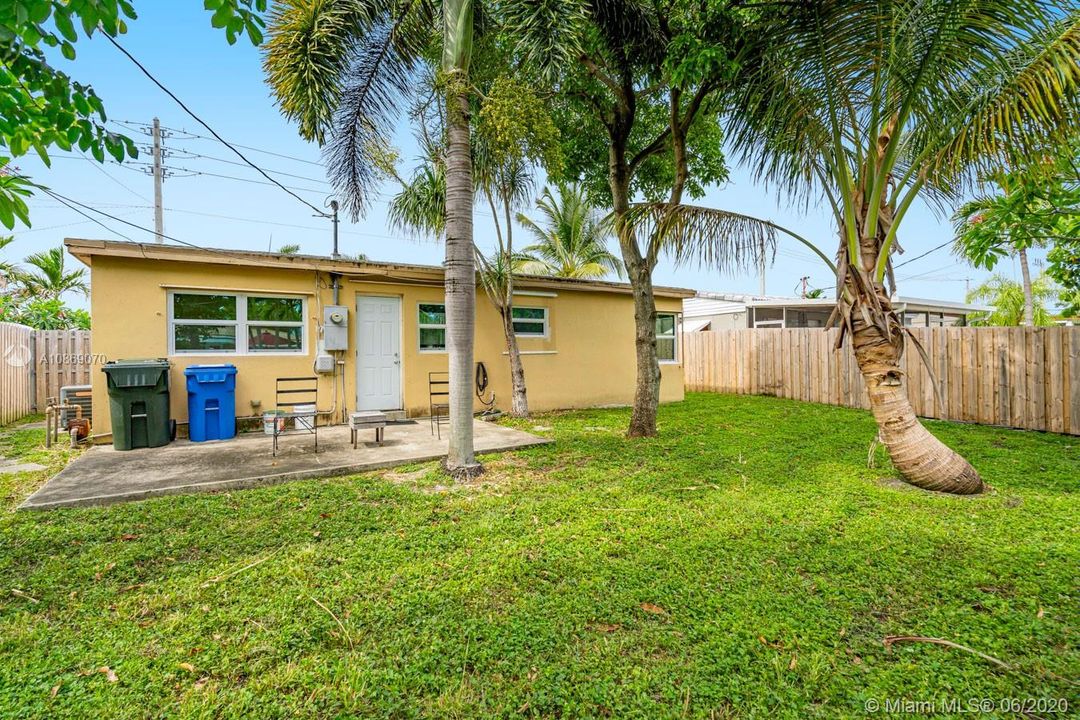Recently Sold: $220,000 (2 beds, 1 baths, 998 Square Feet)