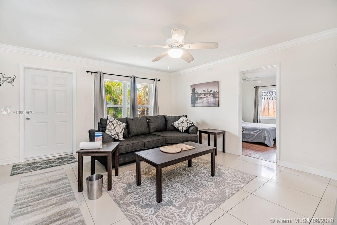 Recently Sold: $220,000 (2 beds, 1 baths, 998 Square Feet)