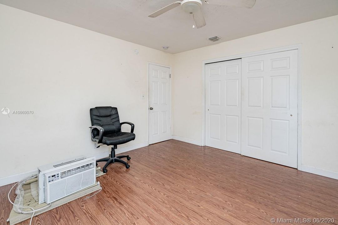 Recently Sold: $220,000 (2 beds, 1 baths, 998 Square Feet)