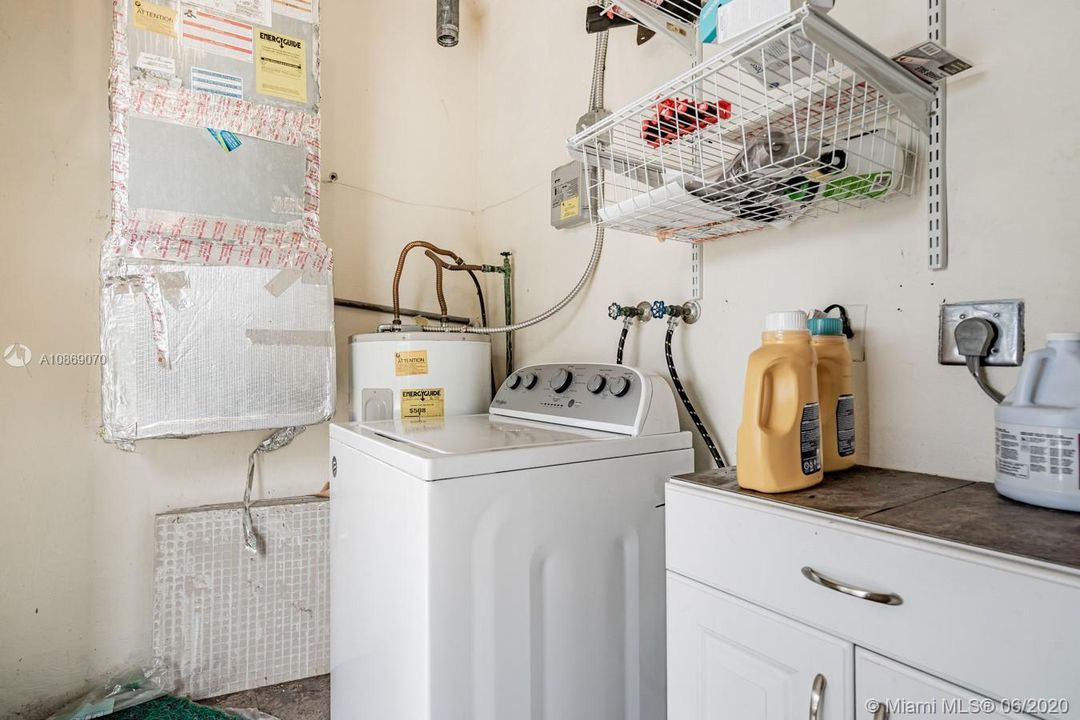 Recently Sold: $220,000 (2 beds, 1 baths, 998 Square Feet)