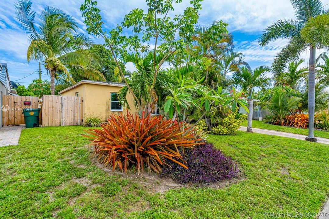 Recently Sold: $220,000 (2 beds, 1 baths, 998 Square Feet)