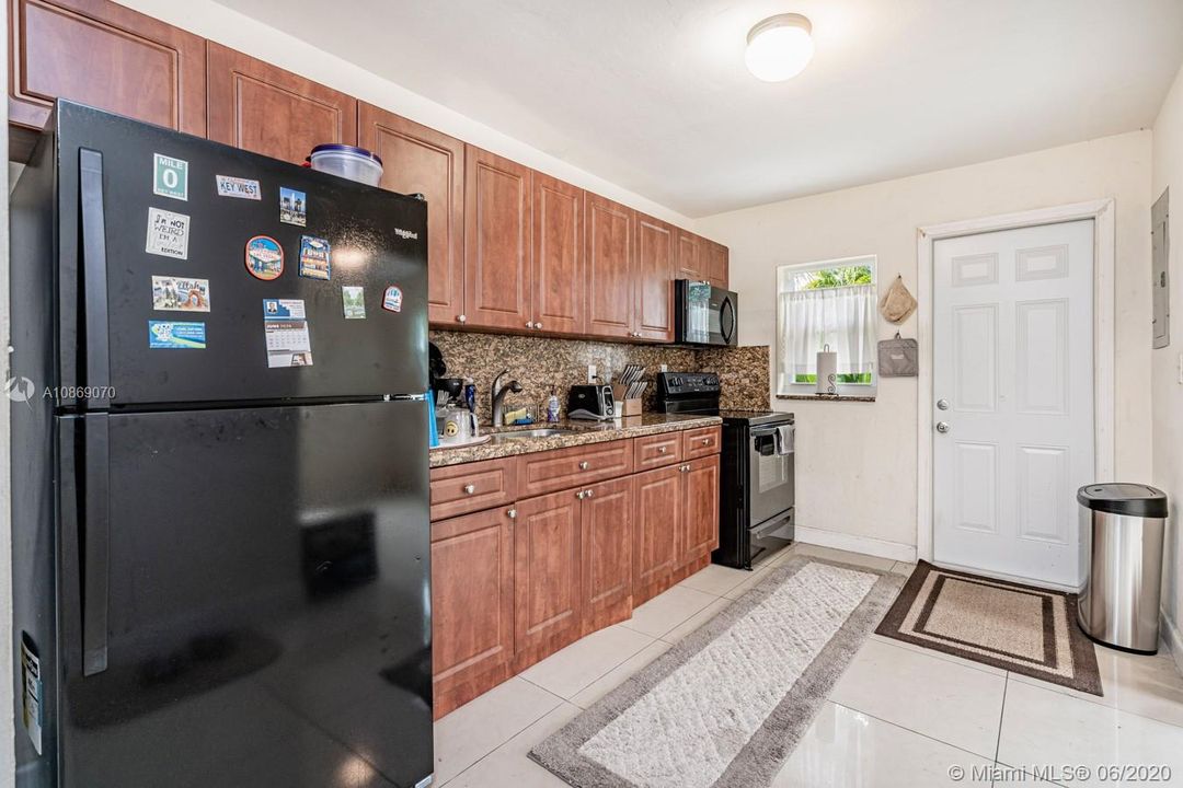 Recently Sold: $220,000 (2 beds, 1 baths, 998 Square Feet)
