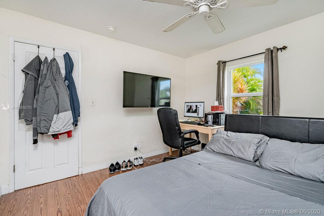 Recently Sold: $220,000 (2 beds, 1 baths, 998 Square Feet)
