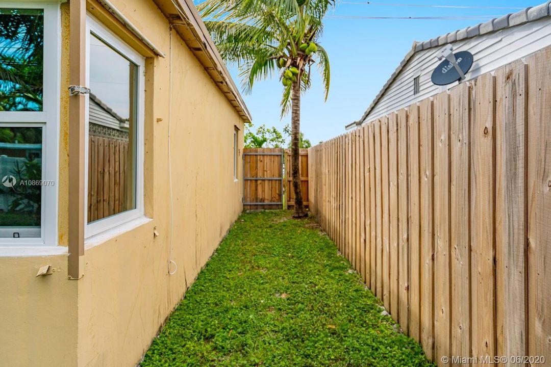 Recently Sold: $220,000 (2 beds, 1 baths, 998 Square Feet)