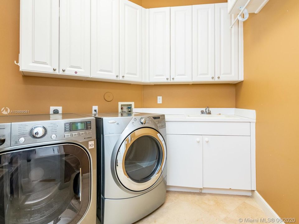 Recently Rented: $7,000 (5 beds, 3 baths, 4032 Square Feet)