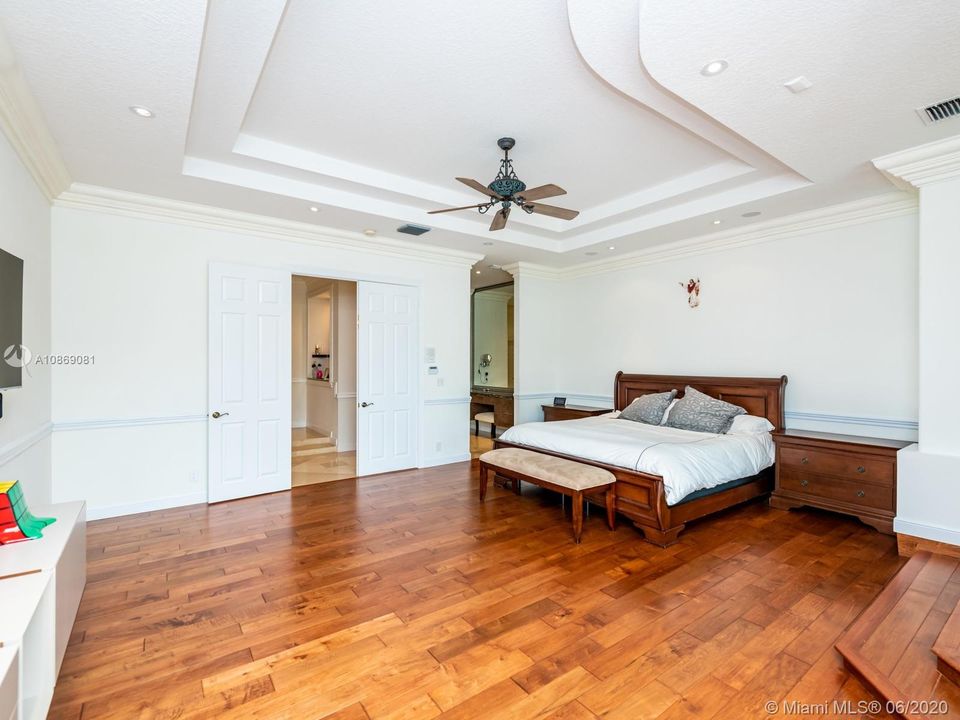 Recently Rented: $7,000 (5 beds, 3 baths, 4032 Square Feet)