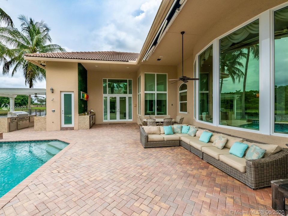 Recently Rented: $7,000 (5 beds, 3 baths, 4032 Square Feet)