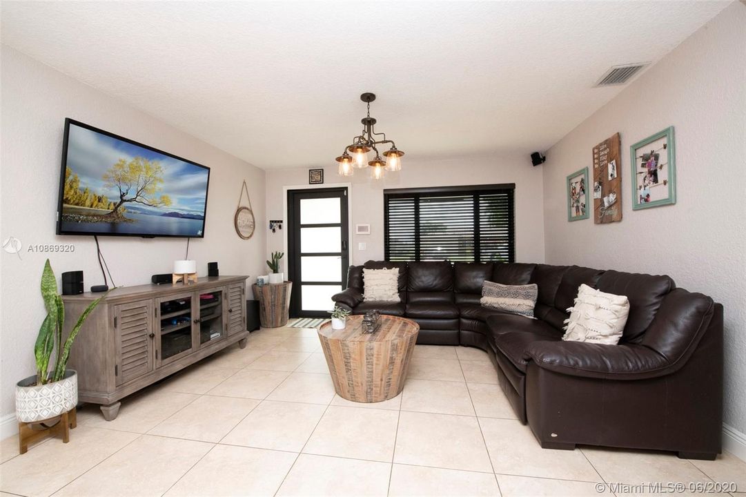 Recently Sold: $399,900 (4 beds, 2 baths, 1274 Square Feet)
