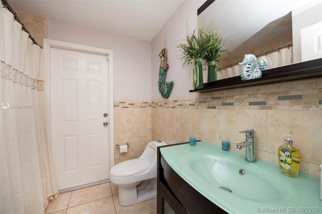 Recently Sold: $399,900 (4 beds, 2 baths, 1274 Square Feet)
