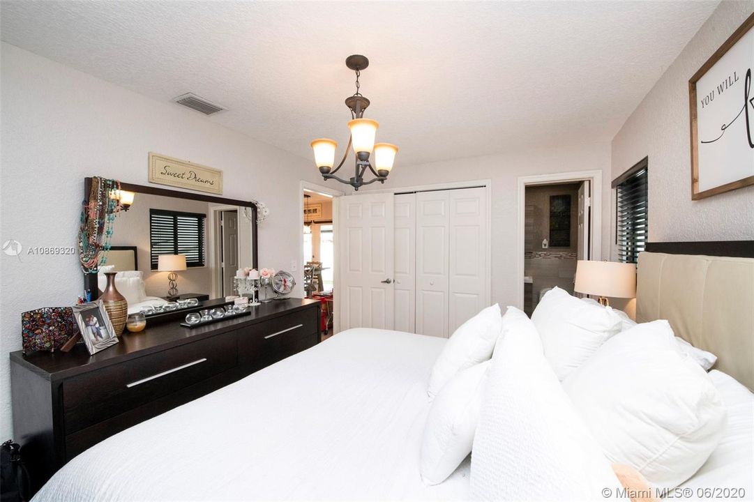 Recently Sold: $399,900 (4 beds, 2 baths, 1274 Square Feet)