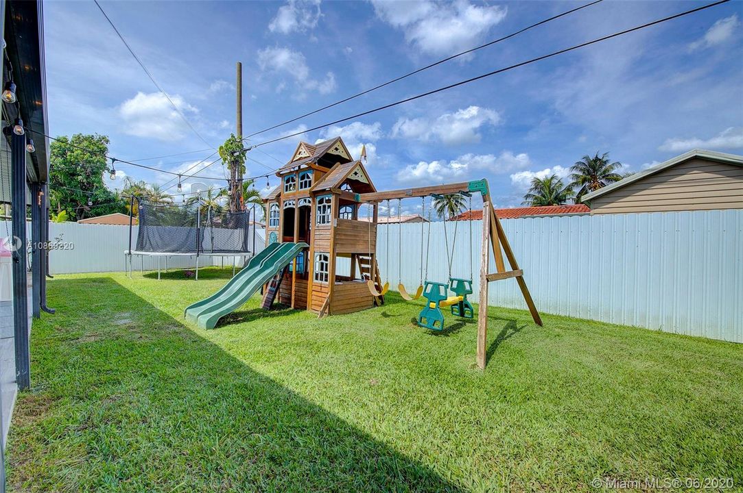 Recently Sold: $399,900 (4 beds, 2 baths, 1274 Square Feet)
