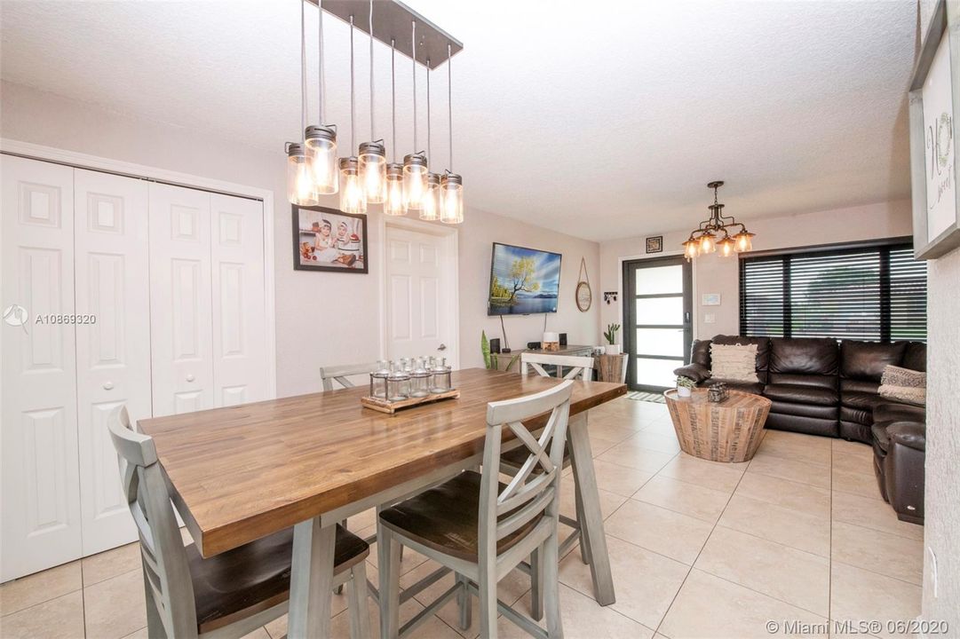 Recently Sold: $399,900 (4 beds, 2 baths, 1274 Square Feet)