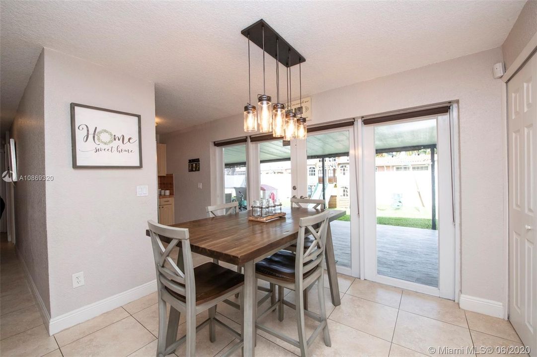 Recently Sold: $399,900 (4 beds, 2 baths, 1274 Square Feet)
