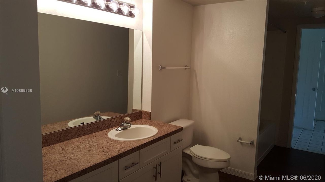 Recently Rented: $1,350 (1 beds, 1 baths, 810 Square Feet)
