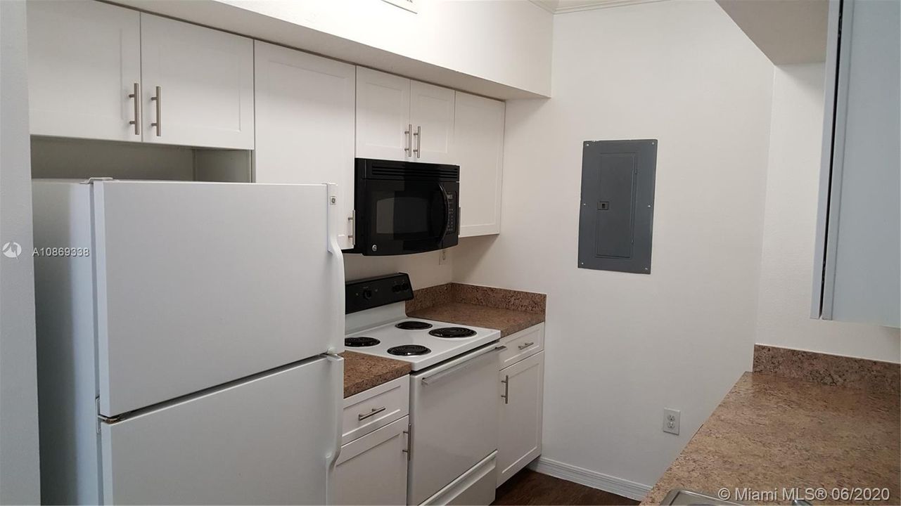 Recently Rented: $1,350 (1 beds, 1 baths, 810 Square Feet)