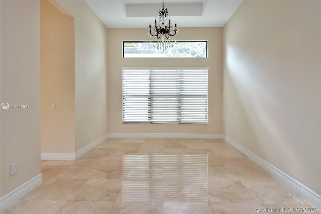 Vendido Recientemente: $924,000 (4 camas, 4 baños, 3745 Pies cuadrados)