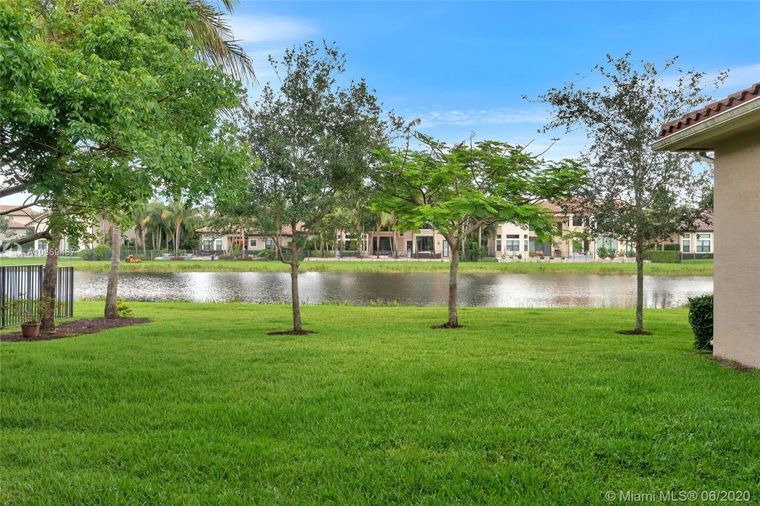 Vendido Recientemente: $924,000 (4 camas, 4 baños, 3745 Pies cuadrados)