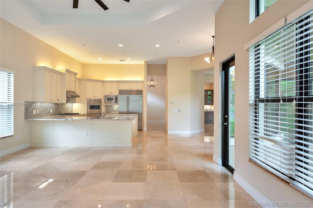 Vendido Recientemente: $924,000 (4 camas, 4 baños, 3745 Pies cuadrados)