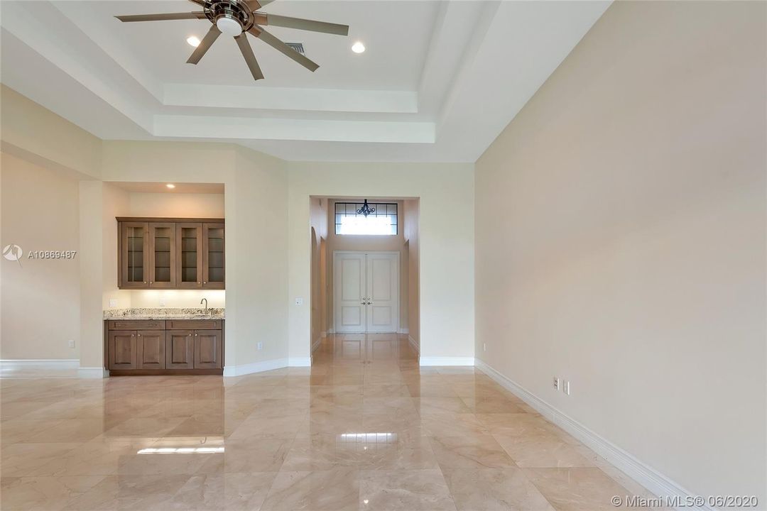 Vendido Recientemente: $924,000 (4 camas, 4 baños, 3745 Pies cuadrados)