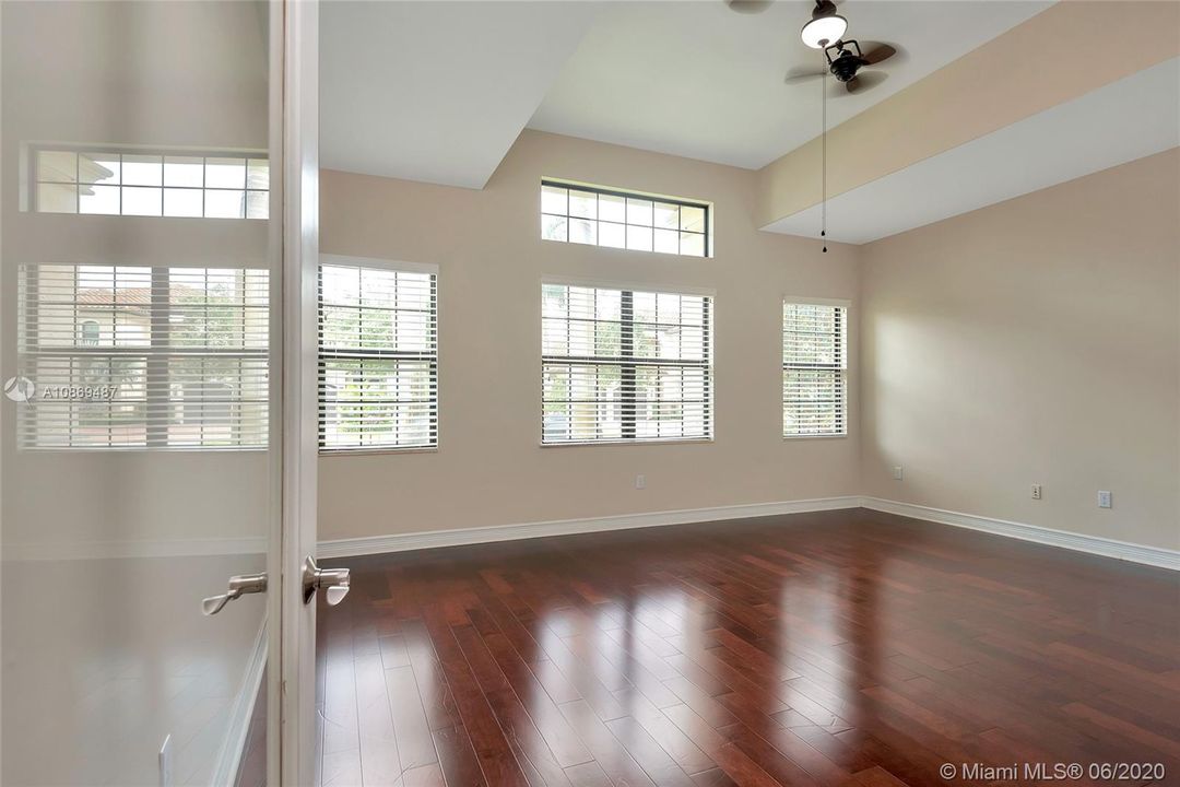 Vendido Recientemente: $924,000 (4 camas, 4 baños, 3745 Pies cuadrados)