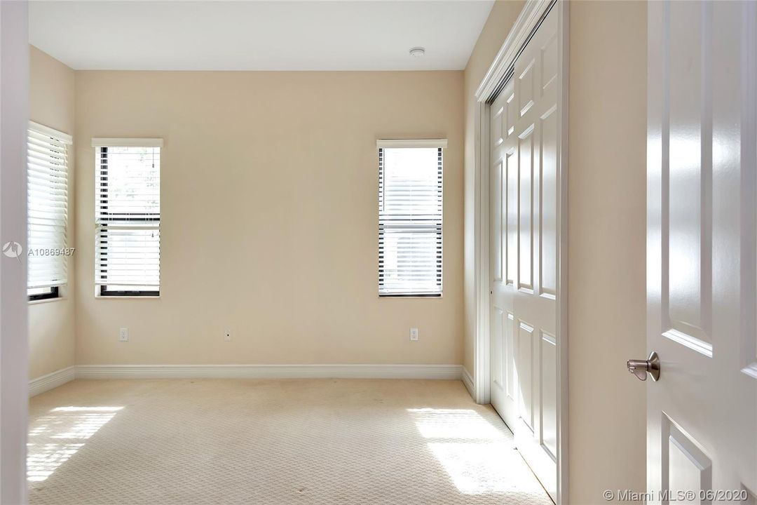 Vendido Recientemente: $924,000 (4 camas, 4 baños, 3745 Pies cuadrados)