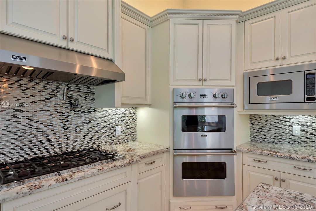 Vendido Recientemente: $924,000 (4 camas, 4 baños, 3745 Pies cuadrados)