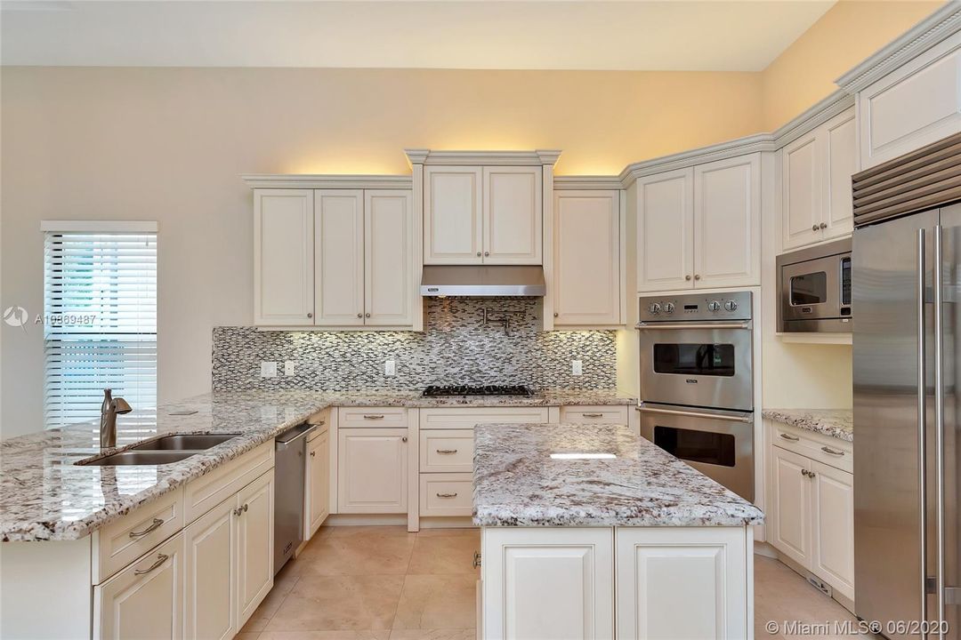 Vendido Recientemente: $924,000 (4 camas, 4 baños, 3745 Pies cuadrados)
