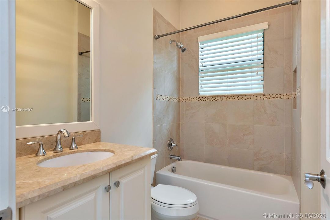 Vendido Recientemente: $924,000 (4 camas, 4 baños, 3745 Pies cuadrados)