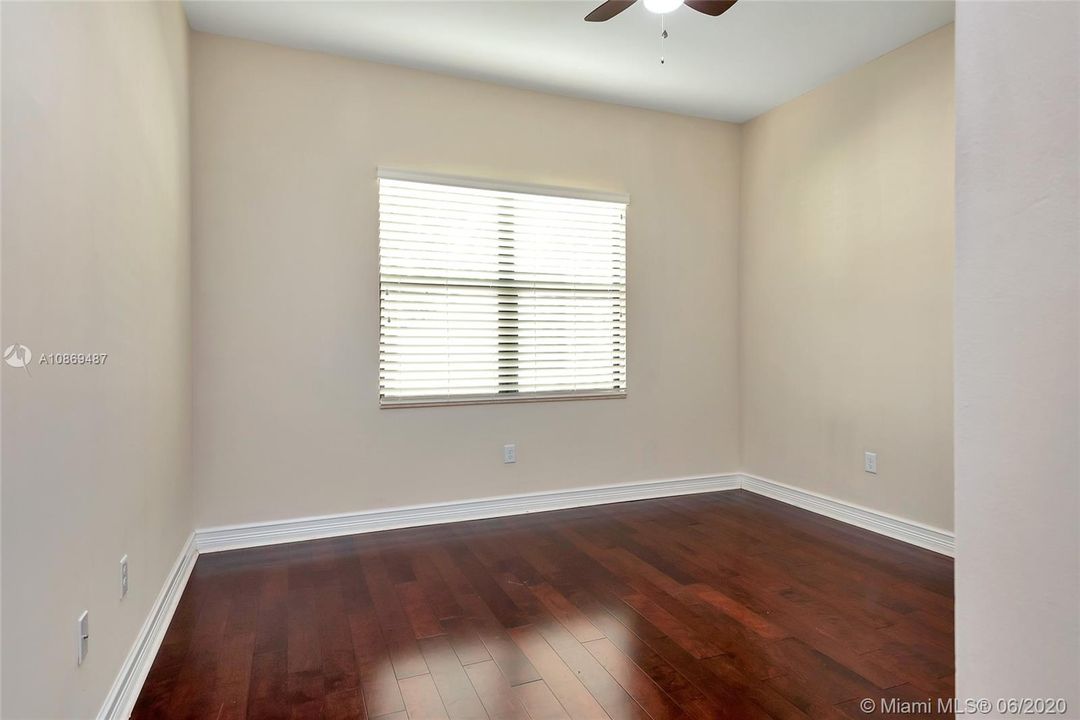 Vendido Recientemente: $924,000 (4 camas, 4 baños, 3745 Pies cuadrados)