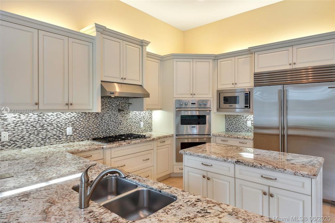 Vendido Recientemente: $924,000 (4 camas, 4 baños, 3745 Pies cuadrados)